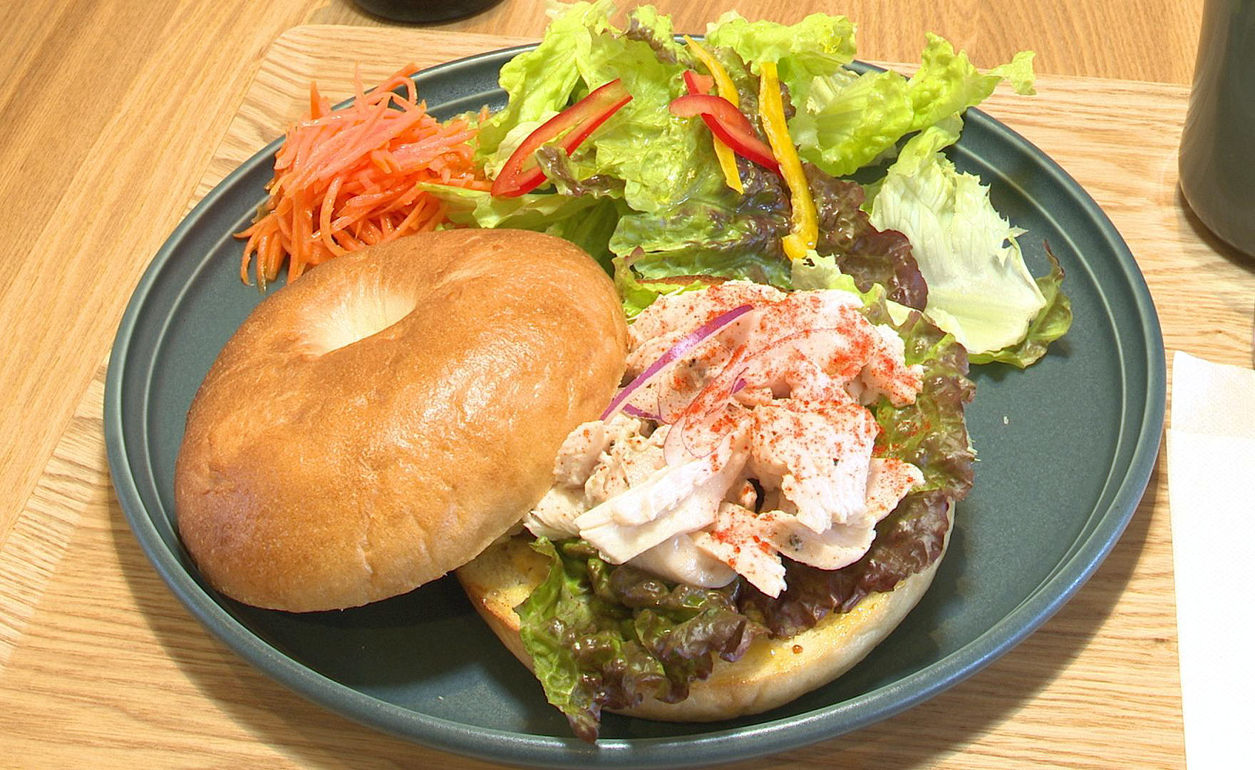 特製ベーグルサンドが自慢！パティオに新カフェ「THE PARKSIDE CAFE」オープン