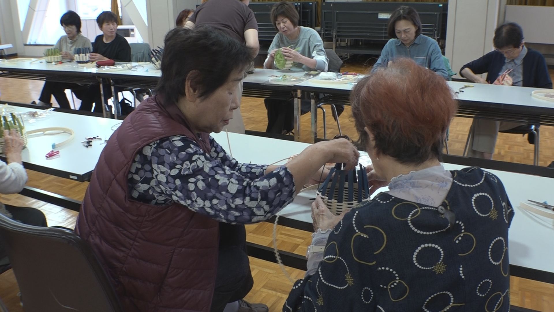 手芸でつながる交流の輪 クラフトバンドでミカンかご作り