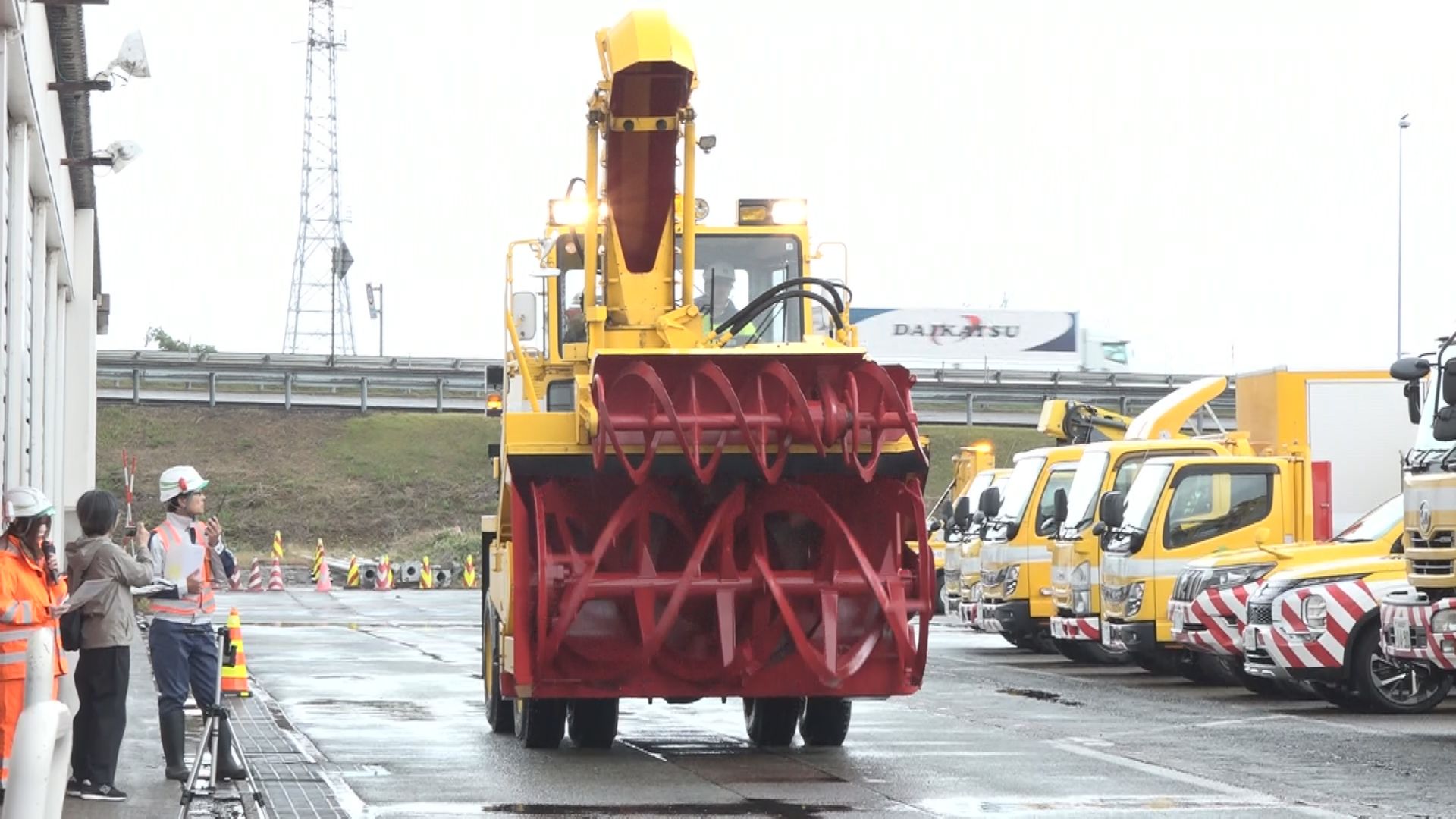 NEXCO東日本 雪シーズンに備え出動式 130台体制で高速道路の安全確保！