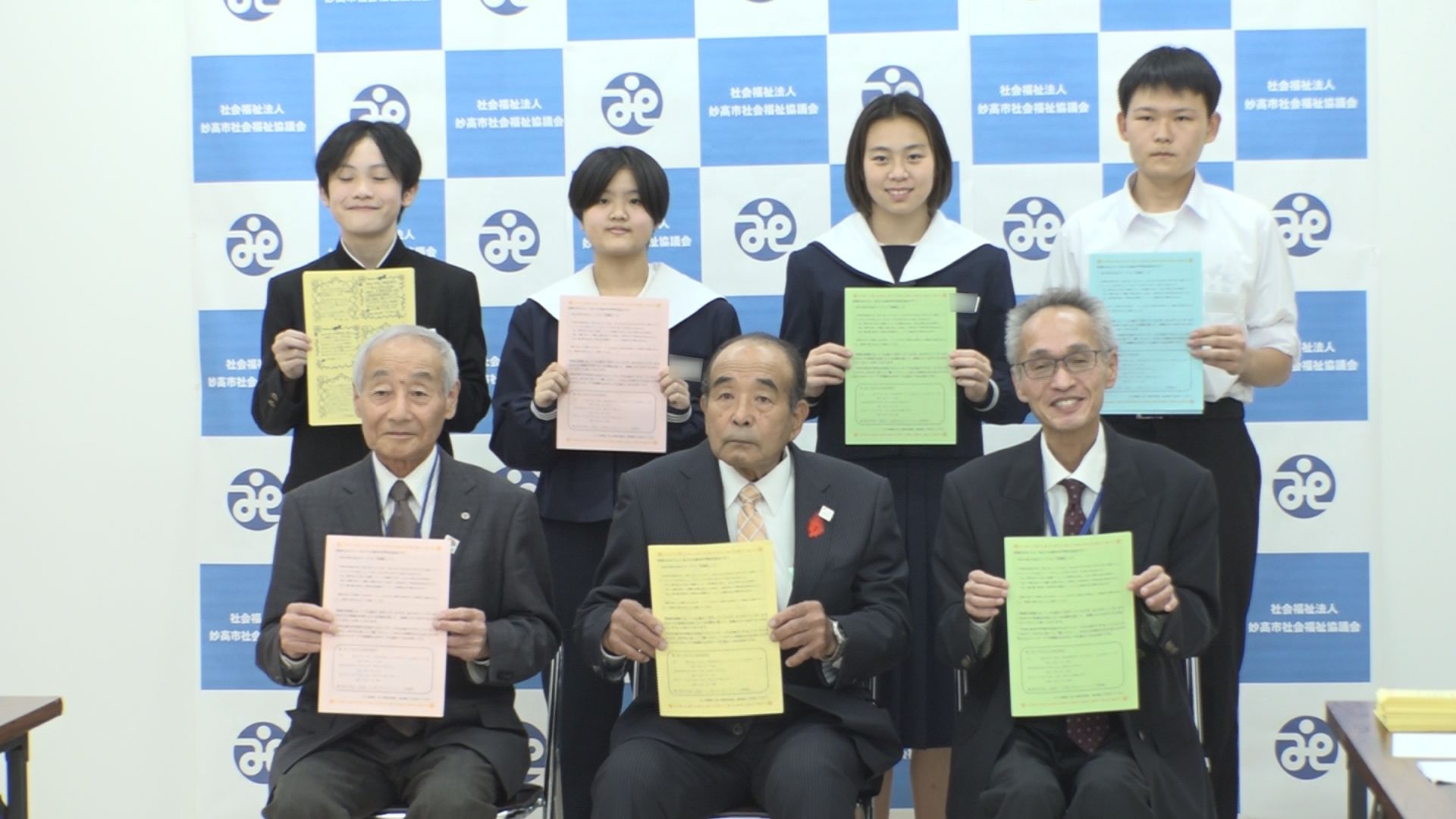新井中生徒が高齢者世帯に向けてメッセージカード制作