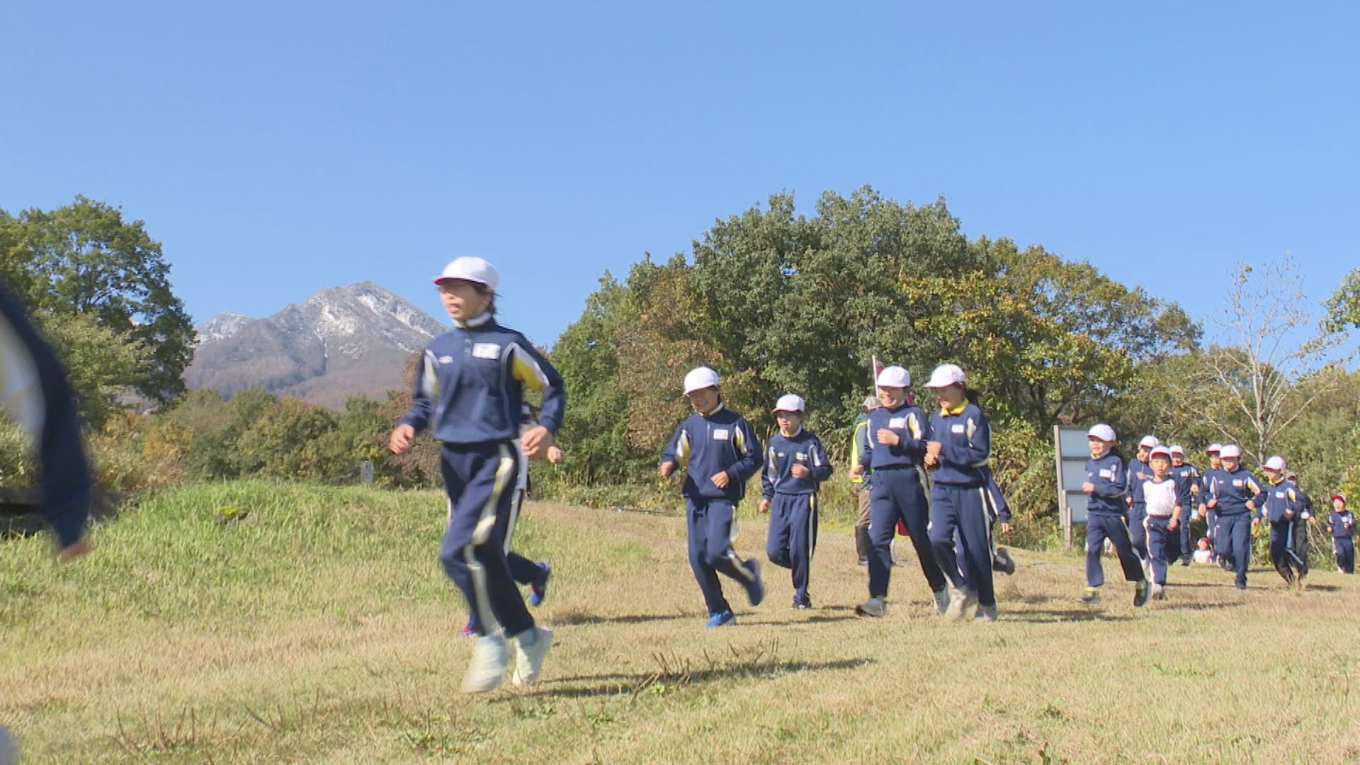 秋晴れの大自然を駆け抜けました！妙高小児童がトレイルランニングに挑戦