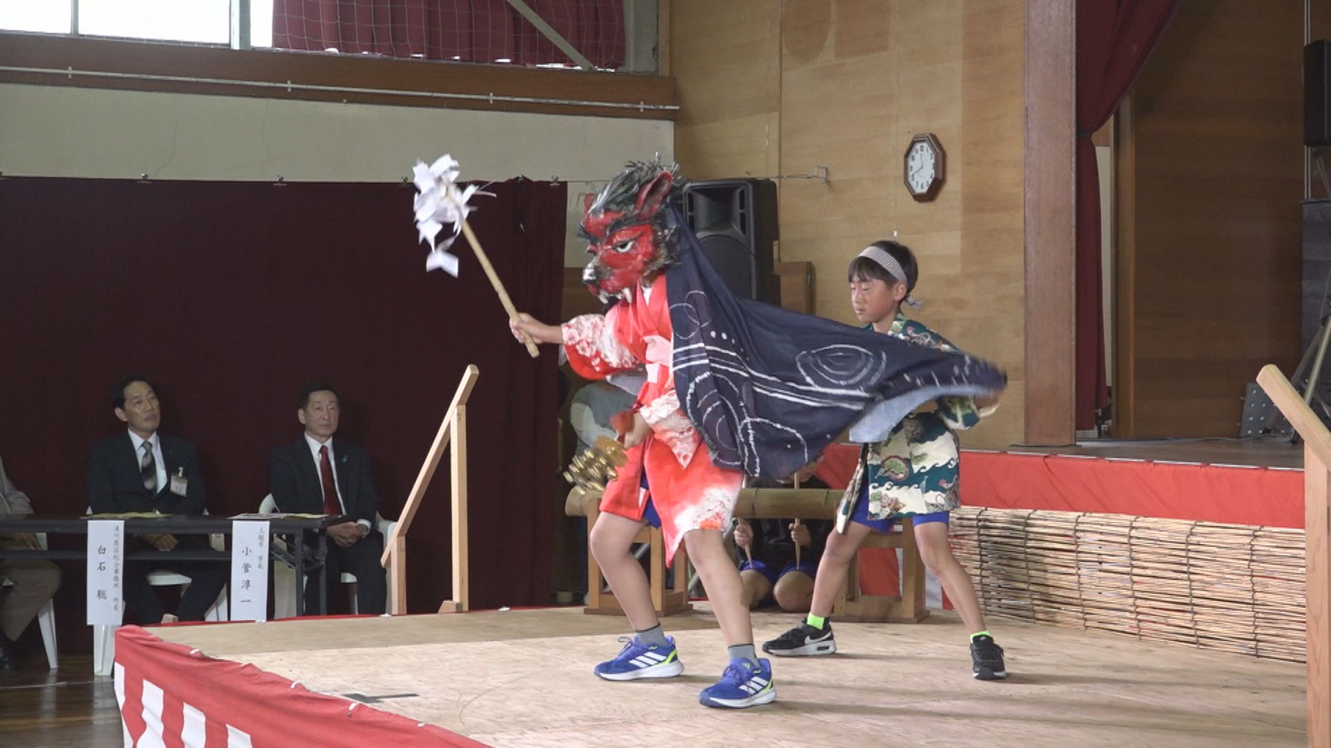 敬老会で熱演！浦川原小4年生が伝統芸能「飯室神楽」披露