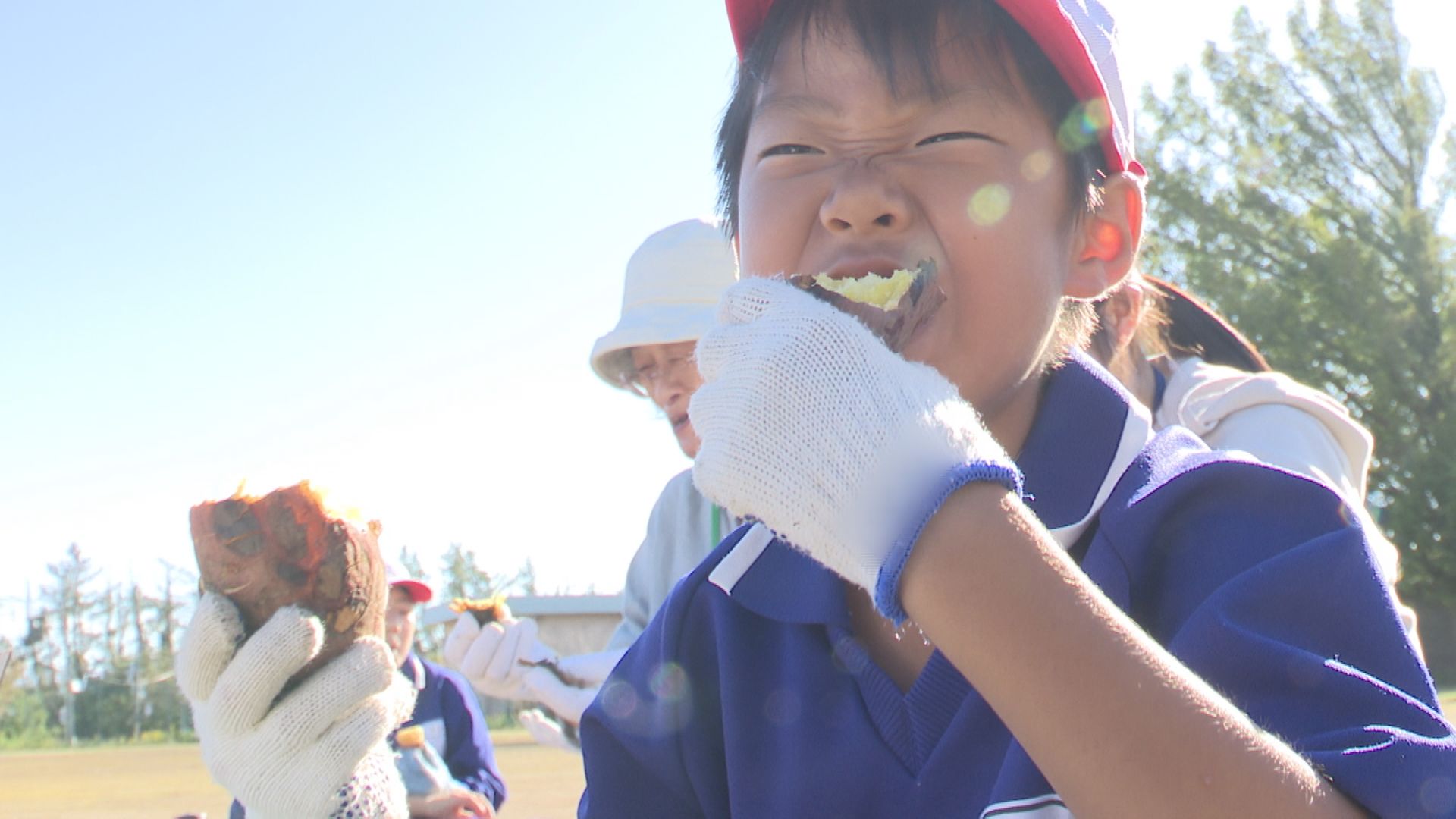 秋の恵みをほおばる！上下浜小 全校児童で焼きイモ大会